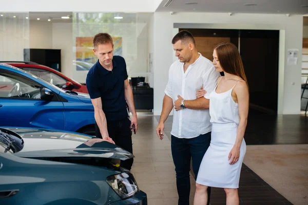 Una Pareja Joven Elige Coche Nuevo Concesionaria Consulta Con Representante —  Fotos de Stock