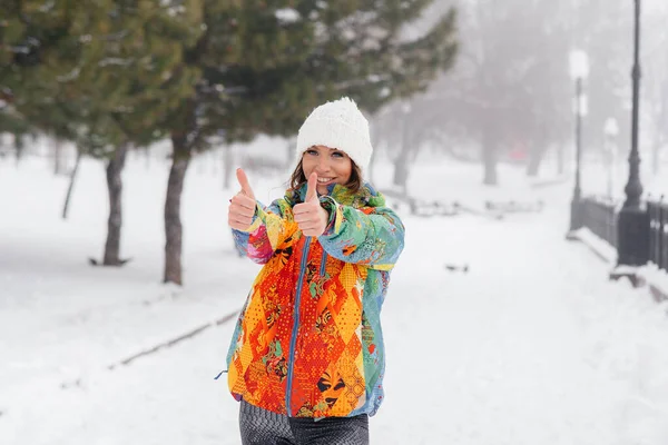 Young Athletic Girl Does Sports Frosty Snowy Day Shows Class — Stock Photo, Image