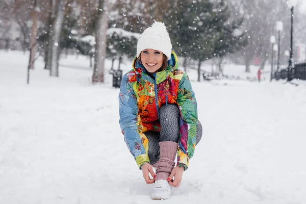 Young Athletic Girl Ties Her Shoes Frosty Snowy Day Fitness — Stock Photo, Image