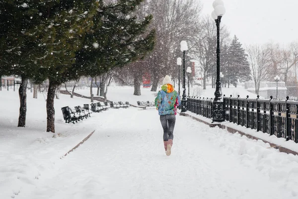 Uma Menina Bonita Está Jogging Dia Gelado Nevado Esportes Estilo — Fotografia de Stock