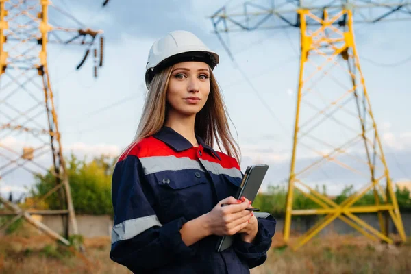 Jovem Trabalhador Engenharia Inspeciona Controla Equipamento Linha Energia Energia — Fotografia de Stock