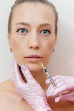 Güzel bir genç kız için dudak büyütme prosedürü. Kozmetoloji