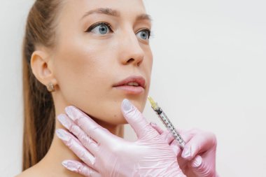 Güzel bir genç kız için dudak büyütme prosedürü. Kozmetoloji