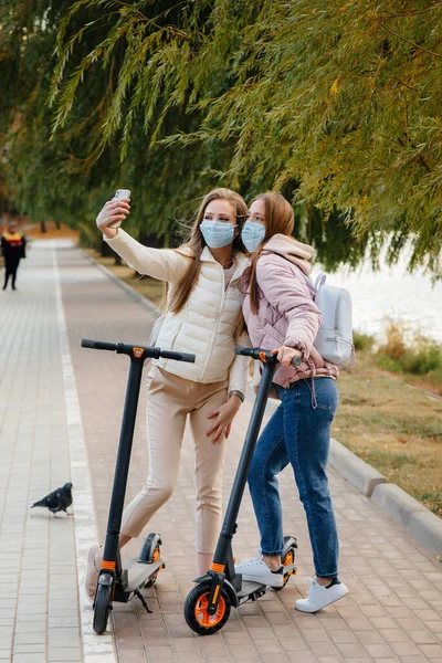 Mladé Krásné Dívky Maskách Jezdit Parku Elektrickém Skútru Teplém Podzimním — Stock fotografie
