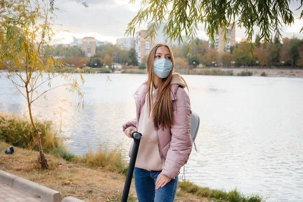 Una Joven Hermosa Con Una Máscara Está Montando Parque Scooter — Foto de Stock