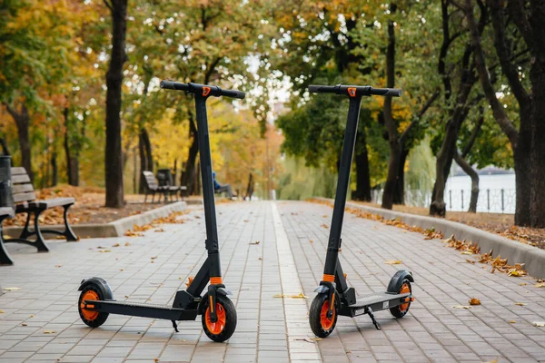 Deux Scooters Électriques Modernes Dans Parc Coucher Soleil Véhicule Écologique — Photo
