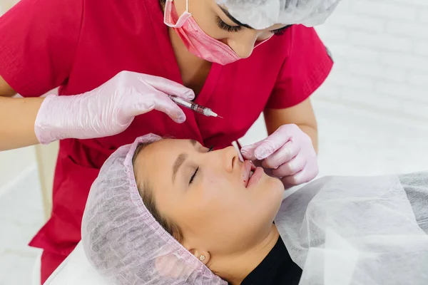 Procedimento Cosmetologia Para Aumento Lábios Remoção Rugas Para Uma Jovem — Fotografia de Stock