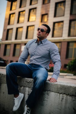 Ofis binasının yakınında başarılı genç bir adam. İş dünyası