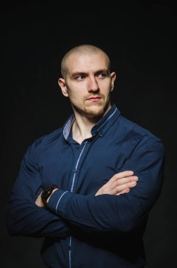 Tarz sahibi, kel bir genç adam, kategoride karanlık bir arkaplanda duruyor. İş, Finans