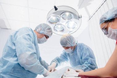 Modern bir ameliyathane, yakın çekim, acil kurtarma ve hastanın canlandırılması. İlaç ve ameliyat.