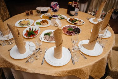 Ziyafet salonunda güzel bir sofra kurduk.