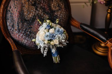 Sandalyeye yakın plan güzel bir düğün buketi. Düğün Çiçekleri