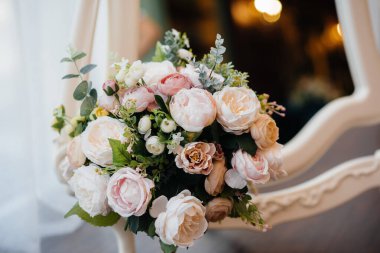 Gelin toplantısı sırasında alyans ve diğer aksesuarlar yakın plan çekilecek. Düğün.