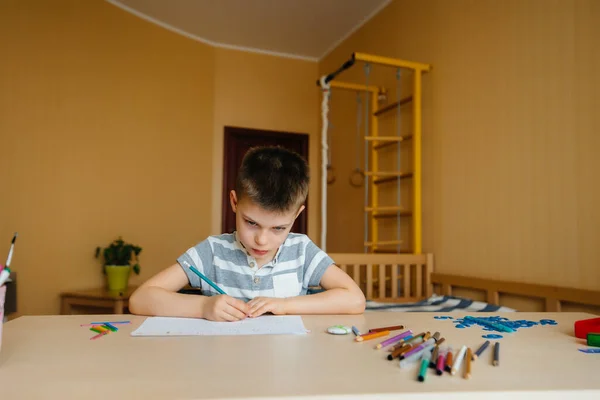 Ένα Παιδί Σχολικής Ηλικίας Κάνει Μαθήματα Στο Σπίτι Κατάρτιση Στο — Φωτογραφία Αρχείου