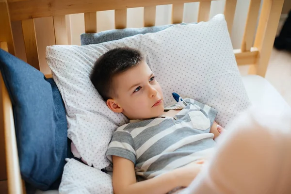 Eine Mutter Kümmert Sich Ihr Kind Das Fieber Hat Krankheit — Stockfoto