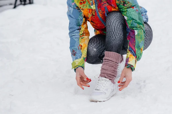 Uma Jovem Atlética Amarra Seus Sapatos Dia Gelado Nevado Fitness — Fotografia de Stock