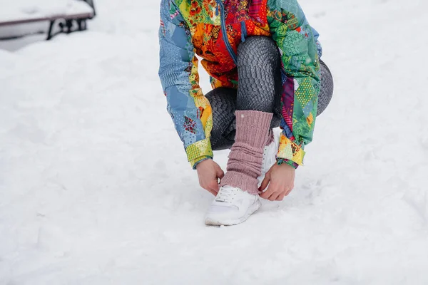 Young Athletic Girl Ties Her Shoes Frosty Snowy Day Fitness — Stock Photo, Image
