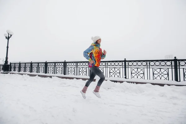 Beautiful Young Girl Jogging Frosty Snowy Day Sports Healthy Lifestyle — Stock Photo, Image