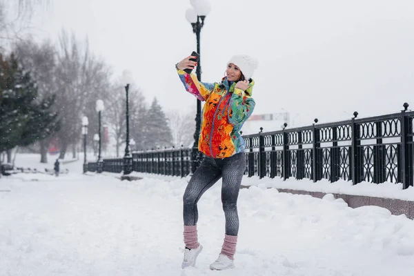 Young Athletic Girl Takes Selfie Frosty Snowy Day Fitness Recreation — Stock Photo, Image