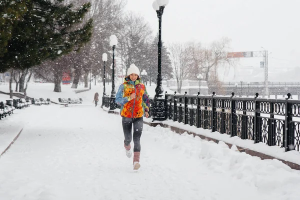 Beautiful Young Girl Jogging Frosty Snowy Day Sports Healthy Lifestyle — Stock Photo, Image