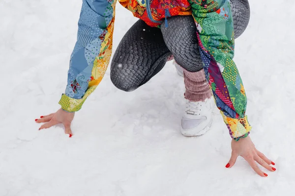 在一个寒冷多雪的日子里 一个年轻貌美的姑娘在慢跑 健康的生活方式 — 图库照片