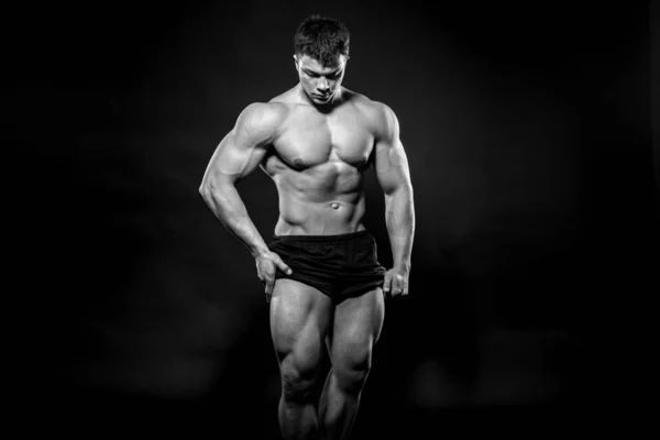 Sexy Junge Sportlerin Posiert Vor Schwarzem Hintergrund Studio Fitness Bodybuilding — Stockfoto