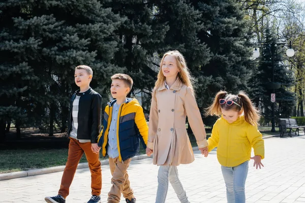 Gruppo Bambini Gioca Insieme Cammina Nel Parco Tenendosi Mano Amici — Foto Stock