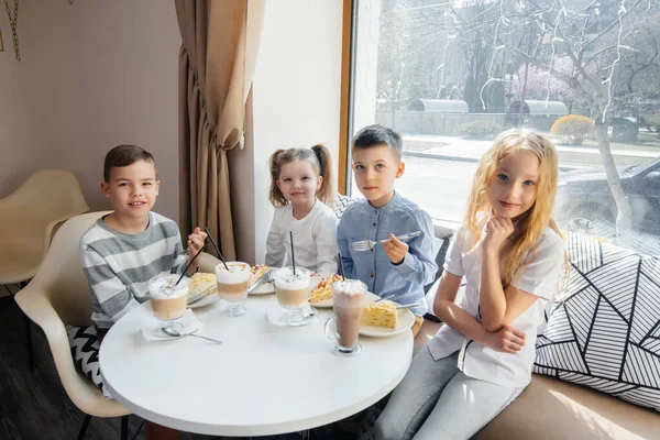 우정적 대규모 어린이 무리가 카페에서 맛있는 디저트로 축일을 탄생의 — 스톡 사진