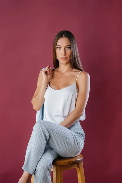 Schöne Sexy Mädchen Posiert Studio Auf Einem Stuhl Mode — Stockfoto