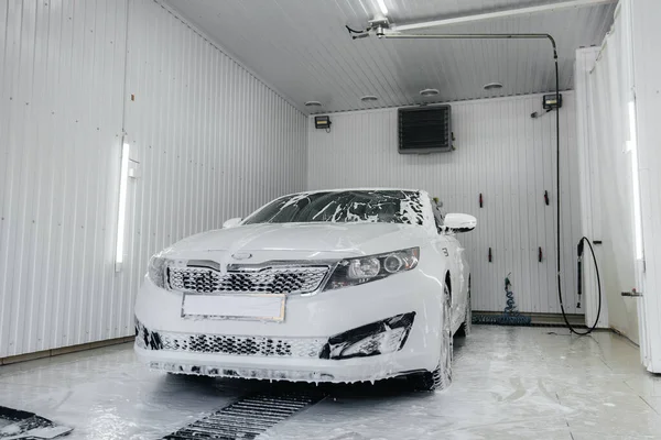 Lavaggio Moderno Con Schiuma Acqua Alta Pressione Auto Bianca Autolavaggio — Foto Stock