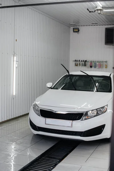 Lavado Moderno Con Espuma Agua Alta Presión Coche Blanco Lavado — Foto de Stock