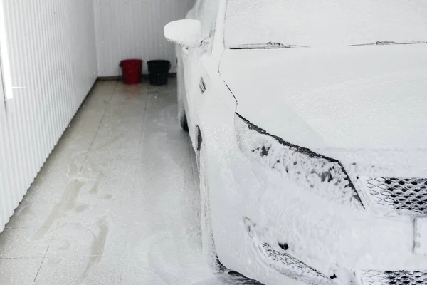 Lavado Moderno Con Espuma Agua Alta Presión Coche Blanco Lavado — Foto de Stock