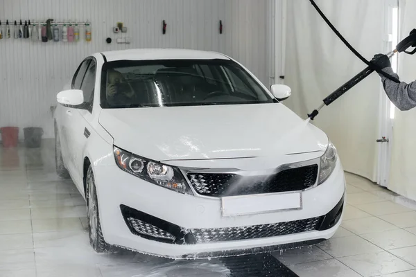 Lavaggio Moderno Con Schiuma Acqua Alta Pressione Auto Bianca Autolavaggio — Foto Stock