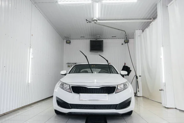 Lavado Moderno Con Espuma Agua Alta Presión Coche Blanco Lavado — Foto de Stock