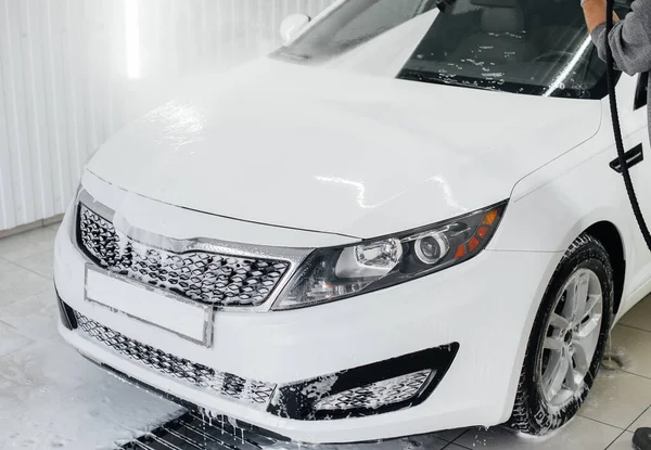 Lavado Moderno Con Espuma Agua Alta Presión Coche Blanco Lavado — Foto de Stock