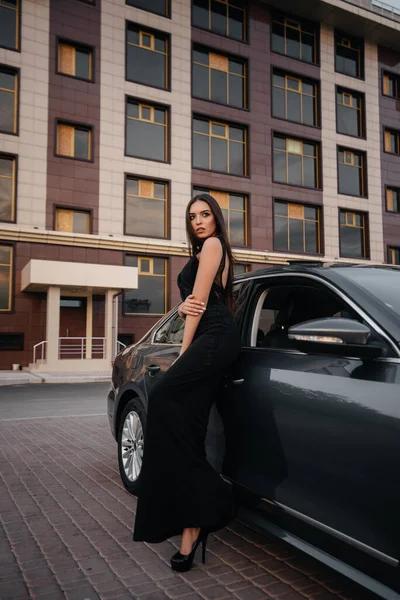 Chica Joven Con Estilo Encuentra Cerca Del Coche Vestido Negro — Foto de Stock