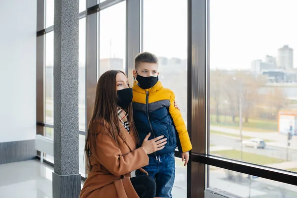 Uma Mãe Com Seu Filho Fica Uma Máscara Durante Quarentena — Fotografia de Stock