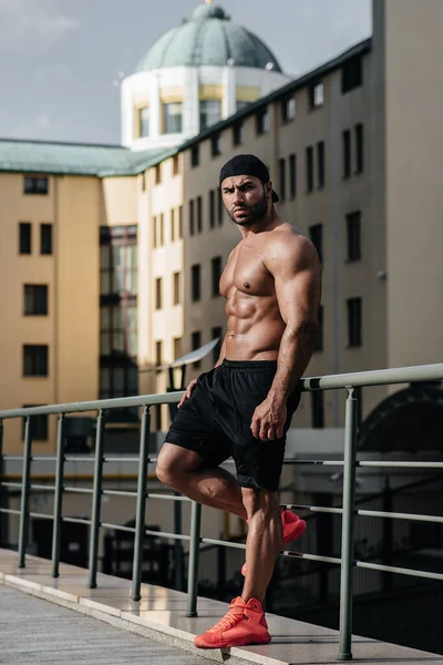 Sexig Idrottare Suger Och Poserar Topless Europa — Stockfoto