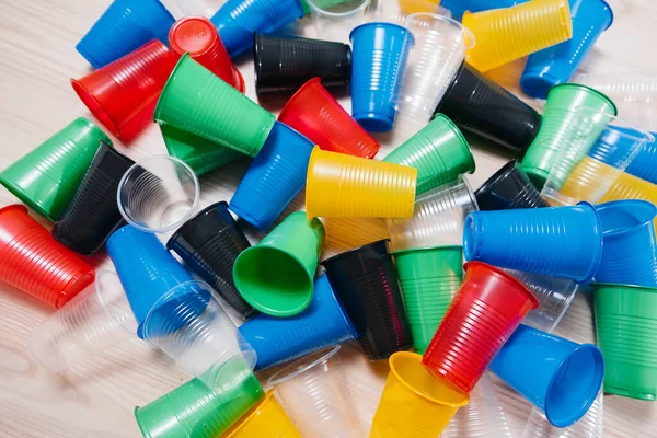Una Gran Pila Copas Plástico Multicolores Esparcidas Por Suelo Contaminación — Foto de Stock