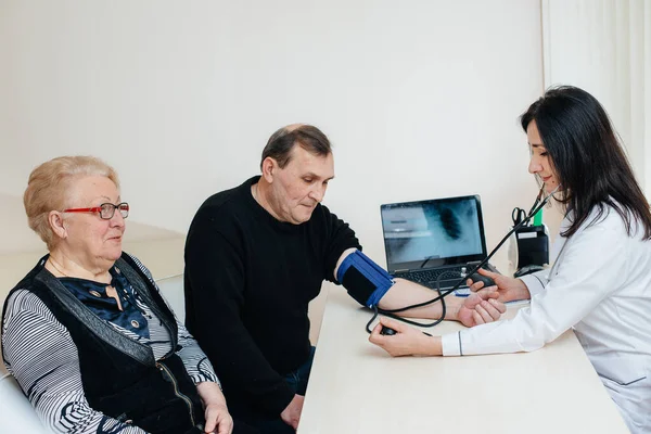 Pár Starších Lidí Provádí Lékařskou Prohlídku Lékařském Středisku Léky Zdravotní — Stock fotografie