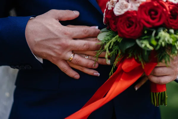 Bellissimo Sofisticato Bouquet Sposa Primo Piano Tiene Sposa Tra Mani — Foto Stock