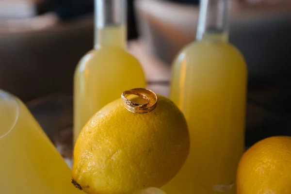 Anéis Casamento Close Frutas Cítricas — Fotografia de Stock