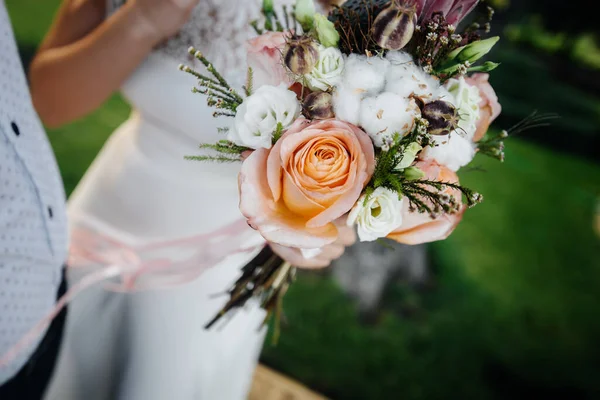 Bellissimo Sofisticato Bouquet Sposa Primo Piano Tiene Sposa Nelle Sue — Foto Stock