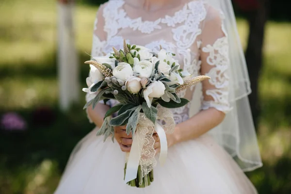 Hermoso Sofisticado Ramo Bodas Cerca Sostiene Novia Sus Manos Ramo — Foto de Stock