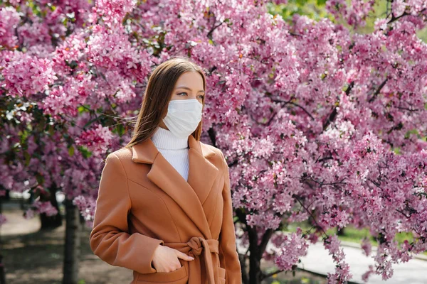 Uma Jovem Tira Máscara Respira Profundamente Após Fim Pandemia Dia — Fotografia de Stock