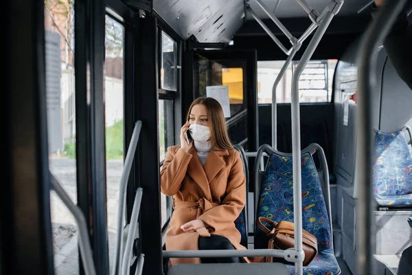 Una Joven Enmascarada Usa Transporte Público Sola Durante Una Pandemia — Foto de Stock