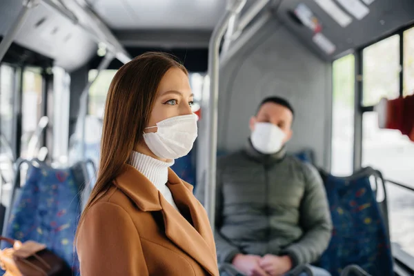 Penumpang Angkutan Umum Selama Pandemi Coronavirus Menjaga Jarak Satu Sama — Stok Foto