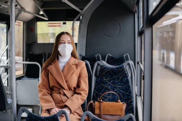Una Joven Enmascarada Usa Transporte Público Sola Durante Una Pandemia — Foto de Stock