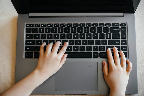 一个孩子的手在笔记本电脑键盘上的特写 远程学习 呆在家里 — 图库照片