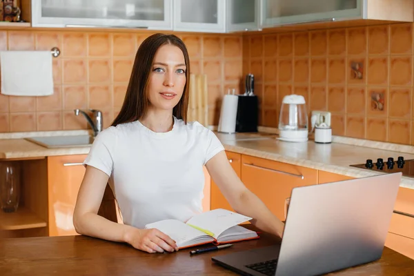 Een Jong Meisje Werkt Thuis Een Afgelegen Plek Afstandsonderwijs Blijf — Stockfoto